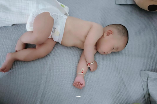 澄迈怀孕多久会显肚子